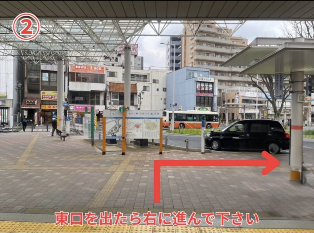 2 東口を出たら右へ進む